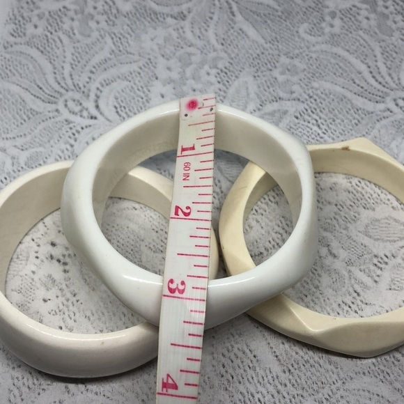 Vintage geometric cream and white bangle bracelets - Picture 5 of 5